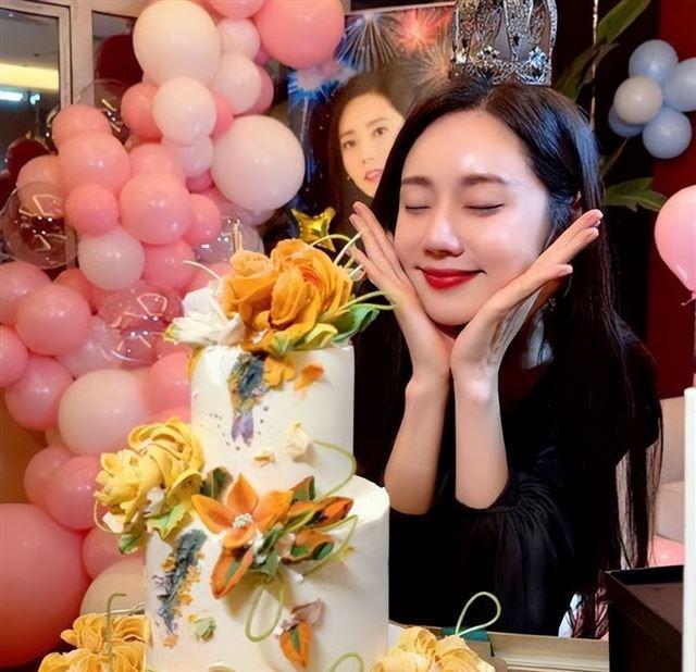 秋瓷炫晒全家福庆46岁生日，一家五口幸福满溢，夫妻俩撒糖超甜