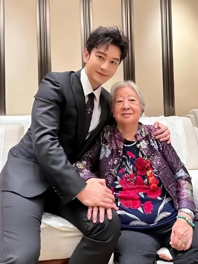 黄晓明得影帝热度低,六分钟感言感谢小海绵,杨颖仍为复出努力