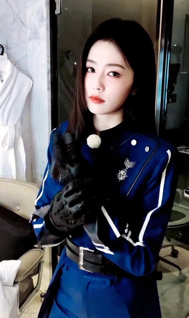 白鹿|白鹿奔跑吧路透，cos朱迪警官走路带风，眼神有杀气！