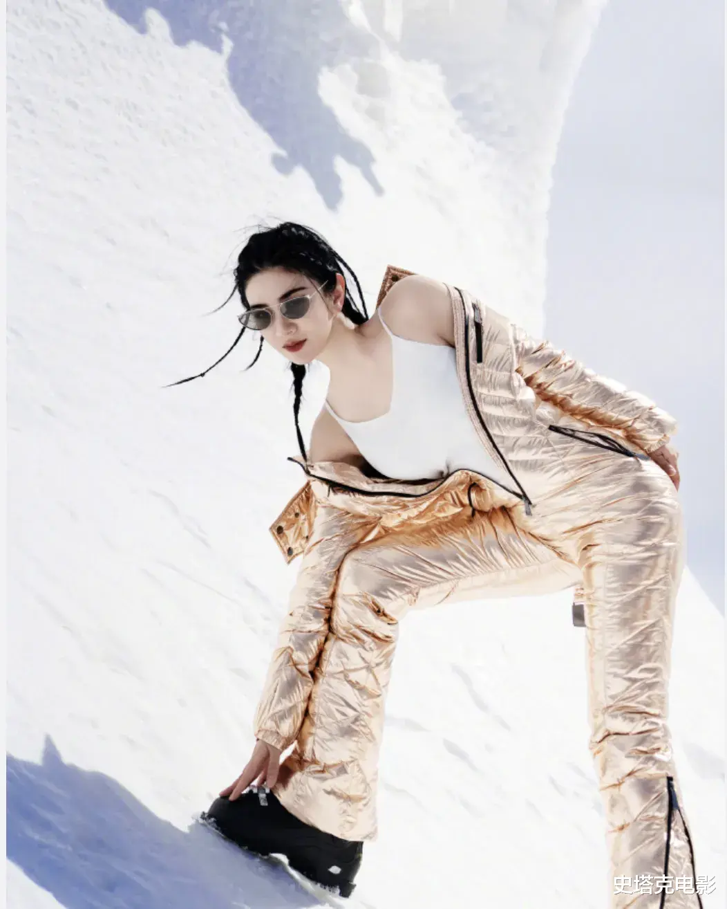 太勇了,黄奕在雪山穿吊带背心:评论区却一片「翻车声」