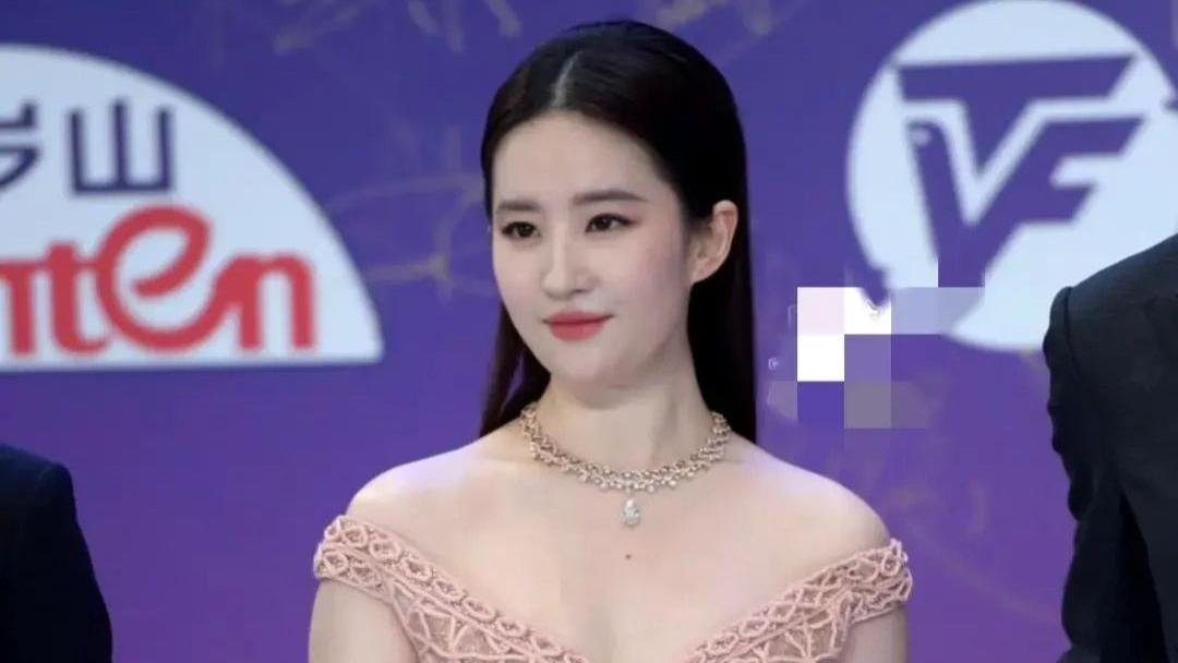 白玉兰这一晚，江湖地位和人情世故，在刘亦菲身上体现得淋漓尽致