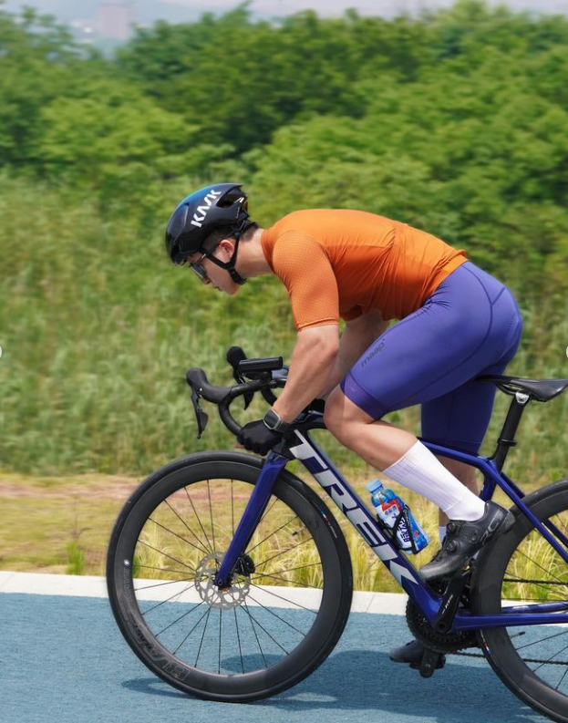 浙江骑行达人，腹肌隔着衣服都明显，大腿肌肉好发达