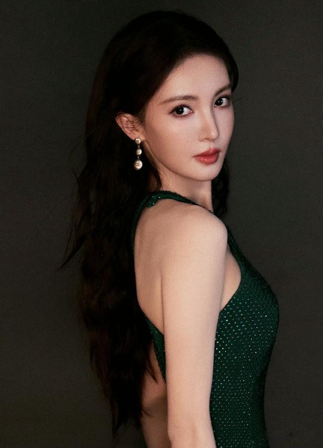 上海这一夜，李沁的美脚，董洁的臀，关晓彤的香肩，钟楚曦的腿