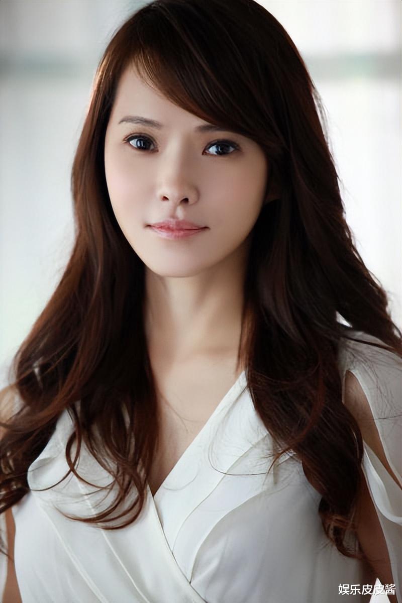 56岁伊能静带女儿回娘家!母女逛街吃路边摊,背影如同姐妹