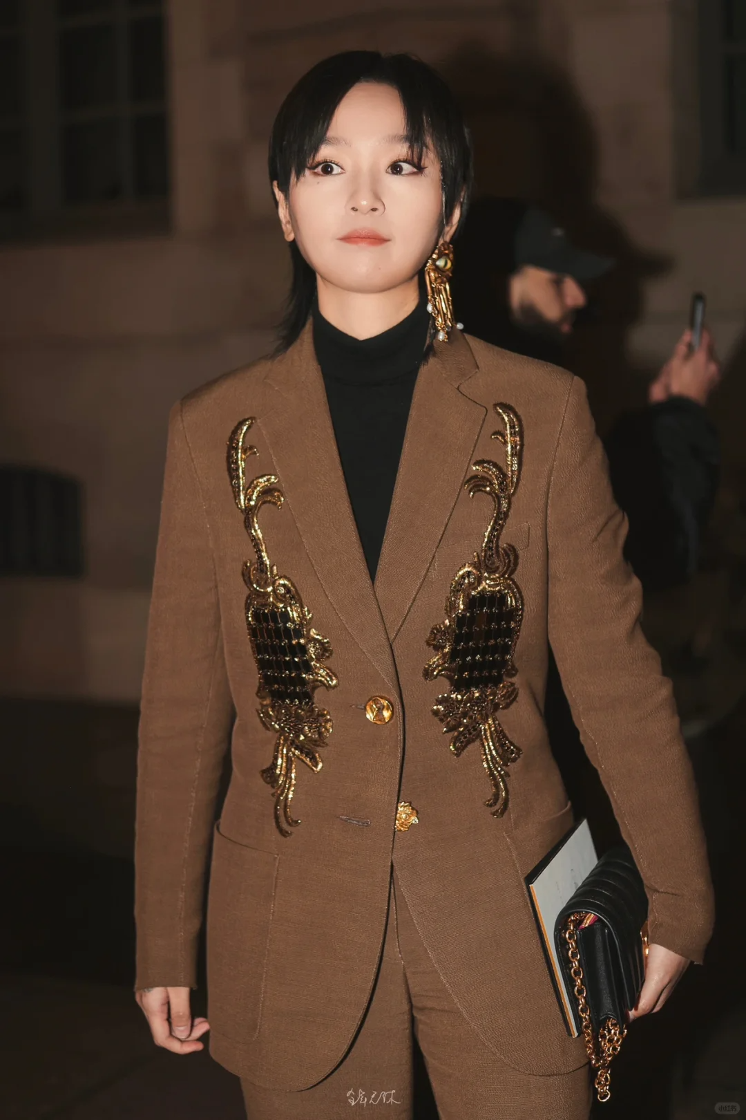 \东方魅力绽放：回顾周笔畅在巴黎时装周的亮眼造型\