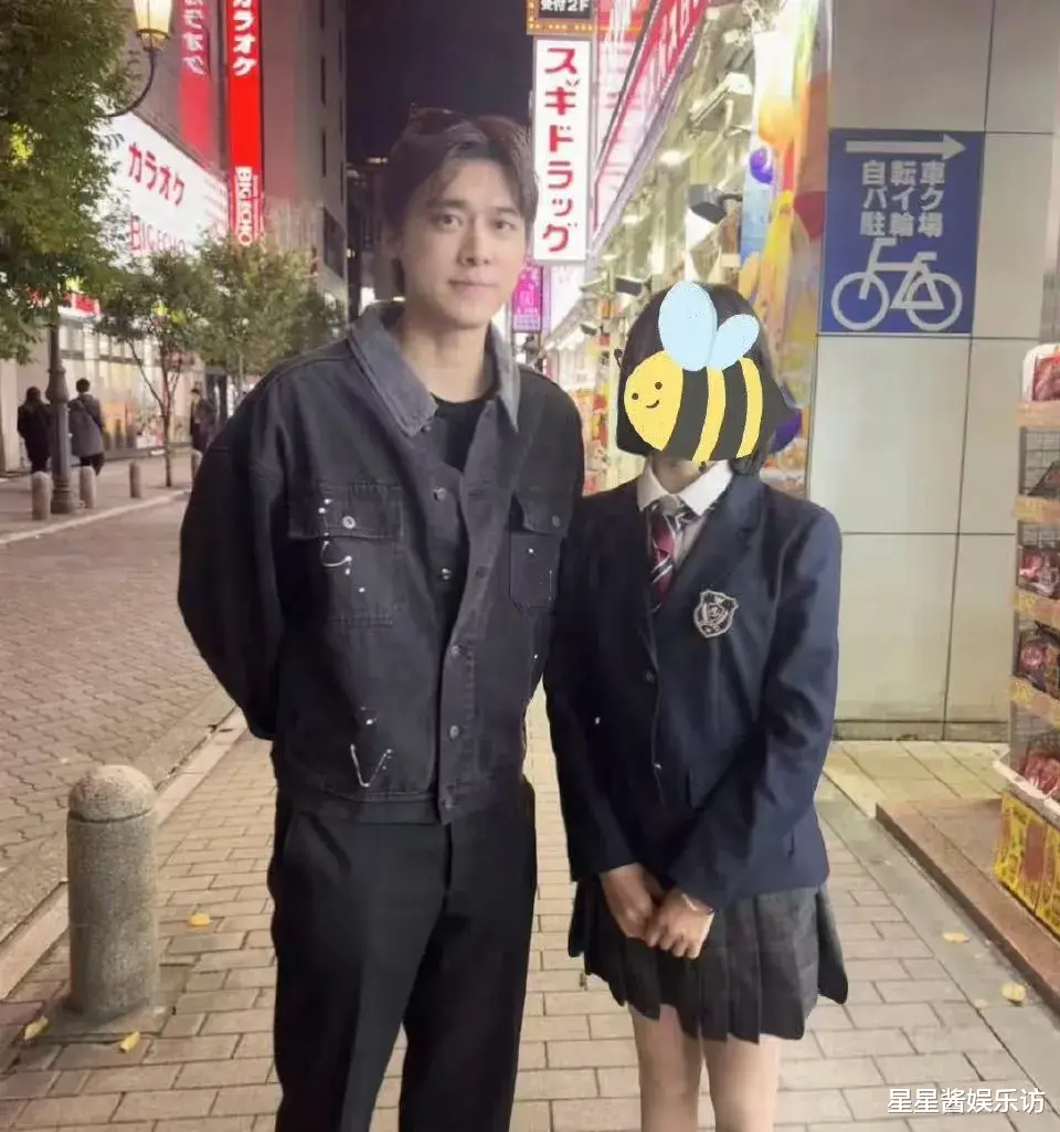 37岁李易峰日本复出大变样,穿牛仔衣身材瘦回巅峰,与女网友合照帅气十足!