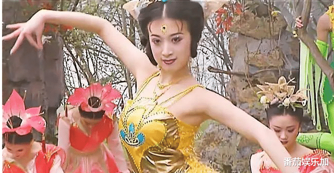 知名艺人金巧巧中秋晒全家福,女儿漂亮随妈,团圆饭丰盛很显眼