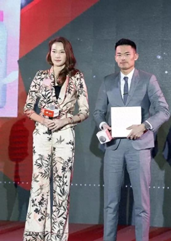 林丹能娶到谢杏芳真有眼光!穿睡衣风+西装阔腿裤,端庄又显气质