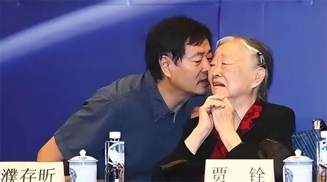 濮存昕:家人相继去世,如今72岁不敢老去,还要照顾年迈的老母亲