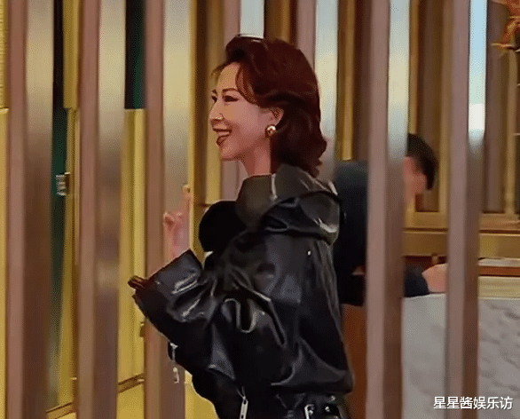 51岁蔡少芬住酒店被偶遇，穿皮衣皮裙身材火辣，看着就像20岁少女！