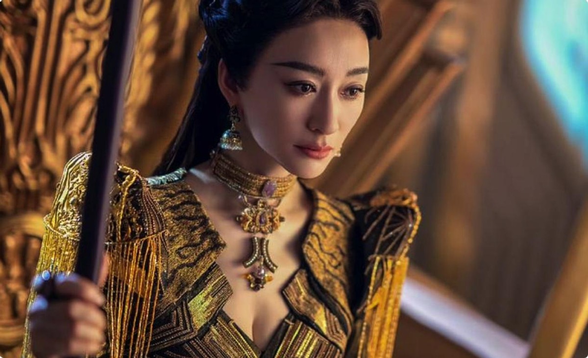 《斗罗大陆2》来袭,李小冉演比比东丰满有料,我却被柳二龙惊艳