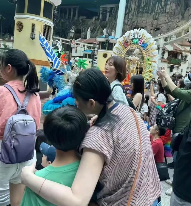 大S具俊晔带娃游韩国!条纹背心牛仔裤打扮休闲,双马尾“杉菜”