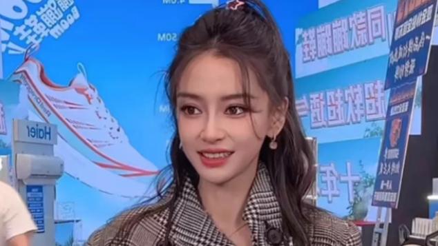 杨颖与辛巴合体直播，被喊“顶流”表情难堪，试水复出再次失败