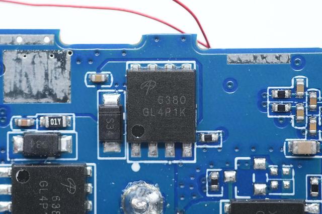 支持65W PD快充和120W小米快充，小米165W自帶線充電寶拆解