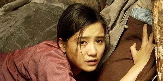 她曾被4个男人狂追，与5婚导演同居5年，42岁未婚的她要干什么？