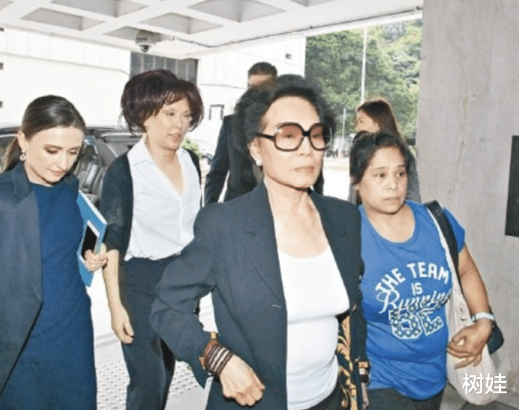 林百欣三房太太罕见露脸，86岁头发全黑不显老，坐轮椅仍打扮贵气