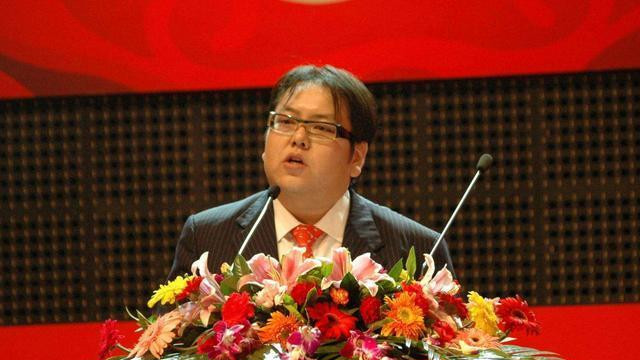 中国一败家子，连娶2位女星，10年花光125亿，如今靠雨伞再赚1000亿