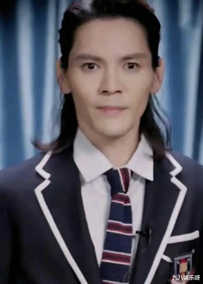 于适近照引争议，低领衬衫大秀身材，却被吐槽：撞脸向佐