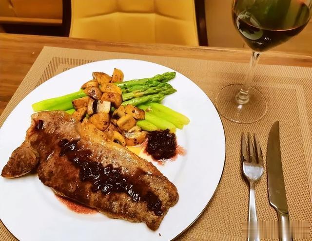 吃牛排时，为何旁边都放一个溏心蛋，不懂别随便吃，免得闹笑话