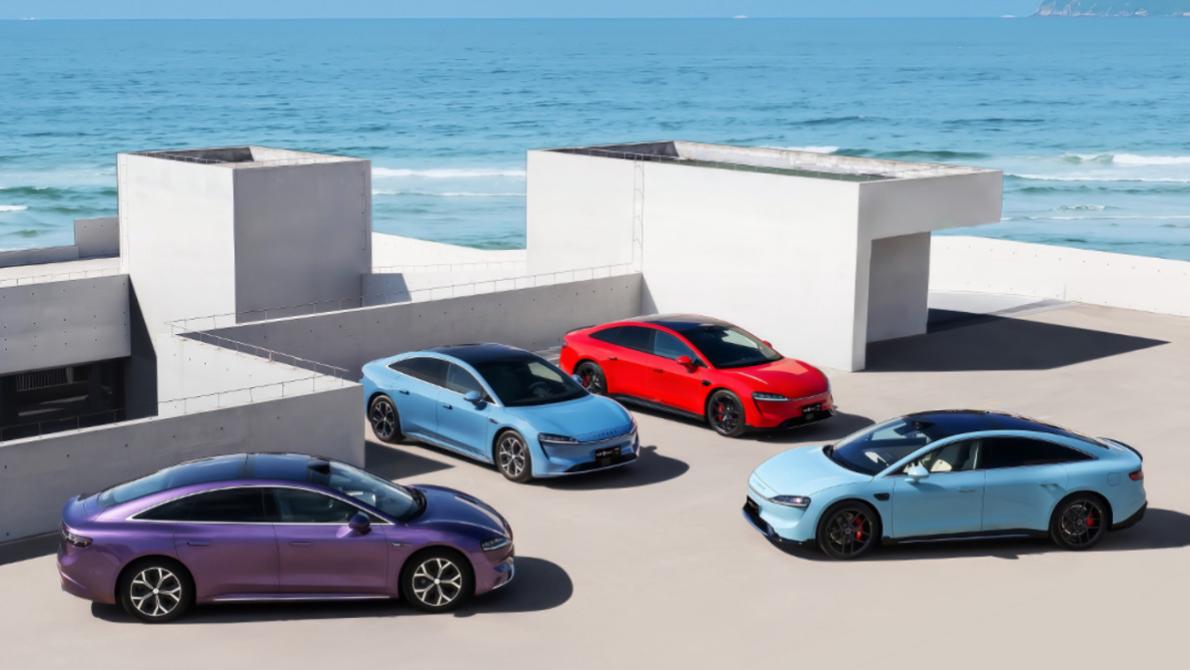 华为智界新S7到店，这个周末成各大商圈顶流