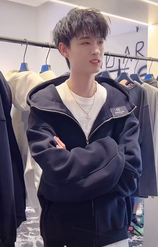 秦霄贤出轨风波升级!疑似大粉也出面锤他,两位女生喊他公开道歉