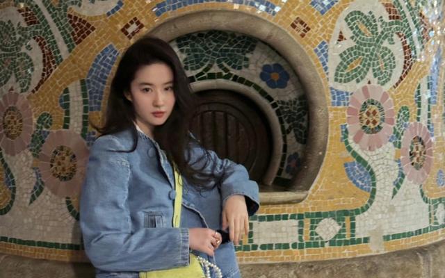 刘亦菲现身珠宝店,身穿露肩装太有魅力!疑没下单遭导购嫌弃瞪眼