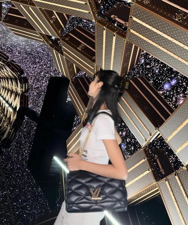 炫耀的心藏不住，Lisa秀豪宅聚焦两格画面，暗示已经拿下三公子