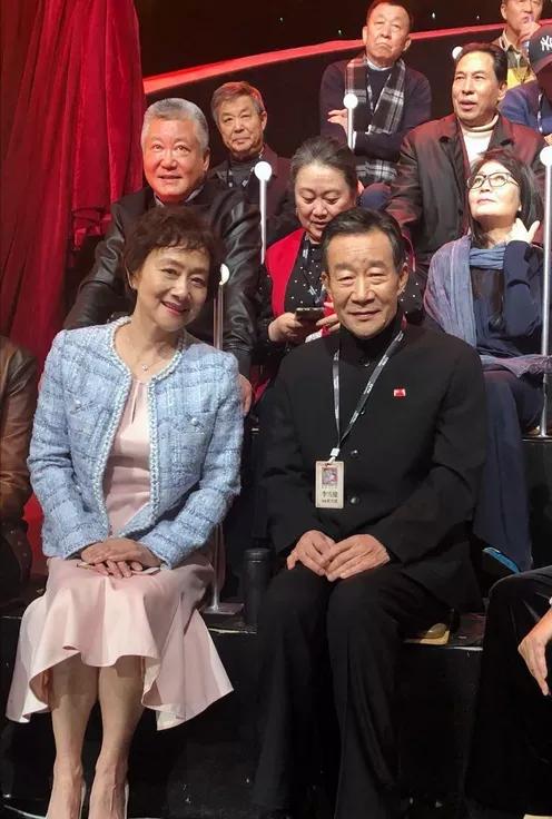 74岁黄梅莹咋还这么雅？膝上裙配挂耳短发 岁月不败真美人儿