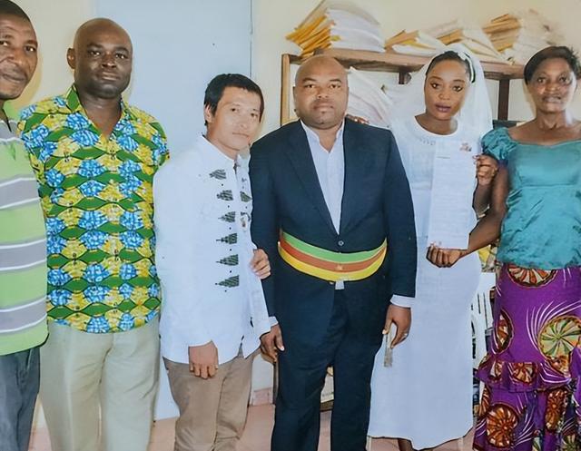 非洲姑娘嫁东北大叔，当上网红直播出轨，今带混血儿子回非洲生活