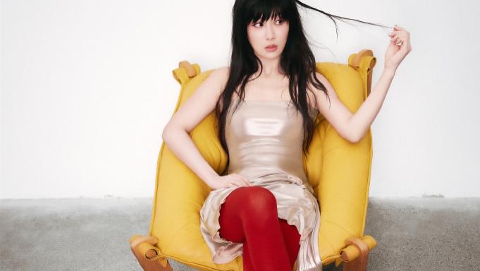 杨紫已经长大成人，尝试性感风却接连失败，终究还是败在了颜值