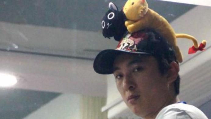 王思聪携五位美女现身永利皇宫，前呼后拥似国王，手摸大腿引争议