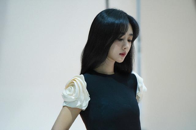 杨紫穿细高跟也太好看了