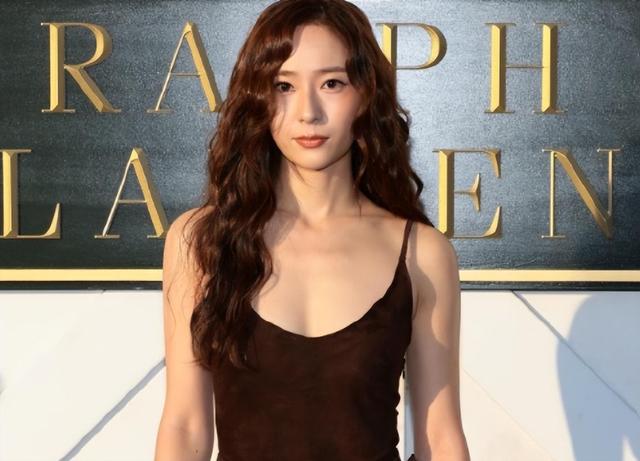 看了刘诗诗和郑秀晶的合照,才懂她当年美貌为啥震惊韩国,太脱俗