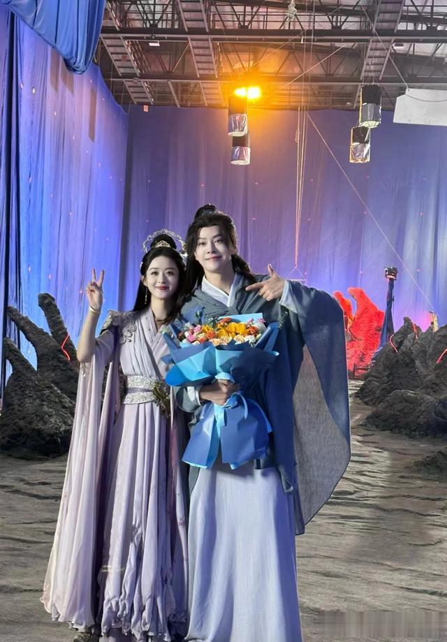 赵丽颖徐海乔9年后合作《与凤行》,赵丽颖是懂得为他人撑伞的