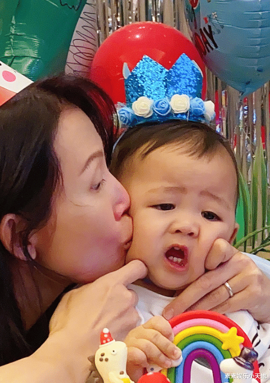 蔡少芬一家人宁夏旅游,儿子爆炸头特可爱,母子坐在骆驼上拍照