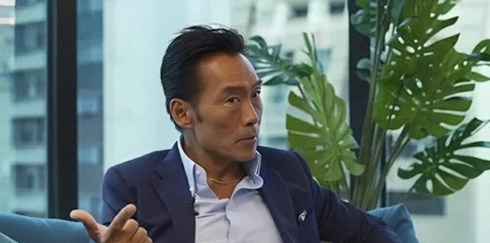 香港男星离婚后人财两空,独住宾馆无家可归,提及前妻表不屑