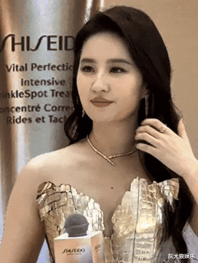 36岁刘亦菲变“肥仙”，穿金色礼服，圆润性感，却被嘲胳膊粗壮