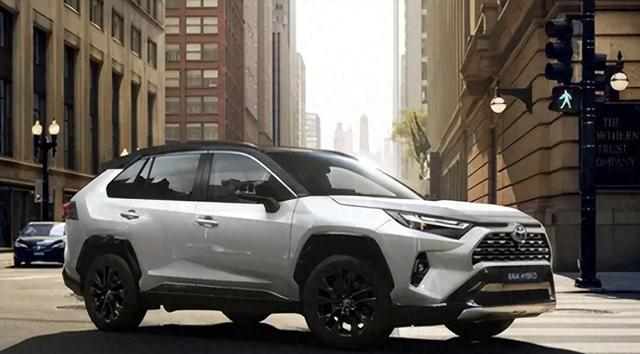218马力混动加持！2025款丰田RAV4油耗更低，全系四驱+全新车机