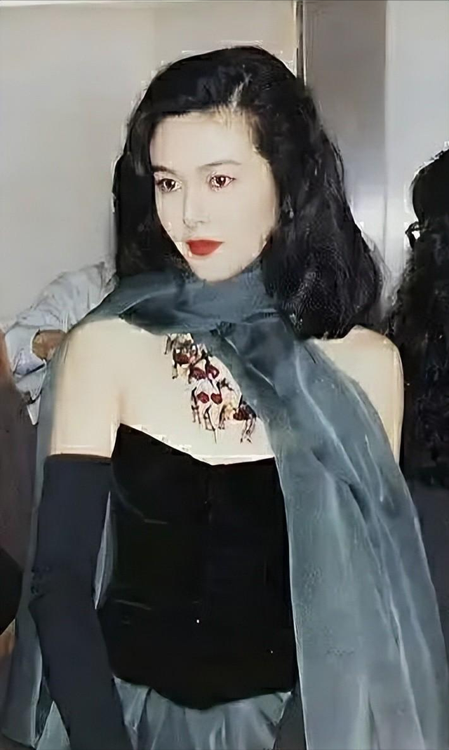 6位没有“上镜脸”的女星,真人惊为天人,荧屏中却平平无奇