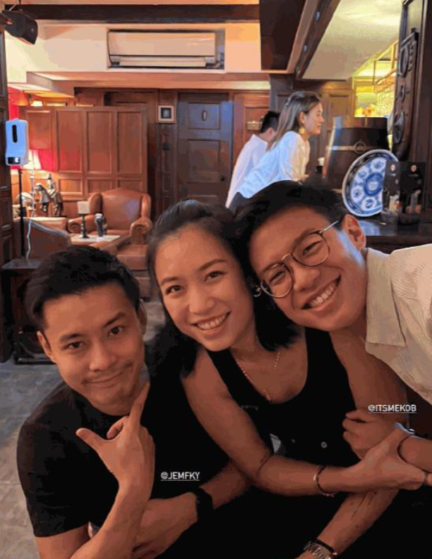 香港这一夜,被站在霍启刚旁边的霍启仁惊艳,三兄弟差距一目了然