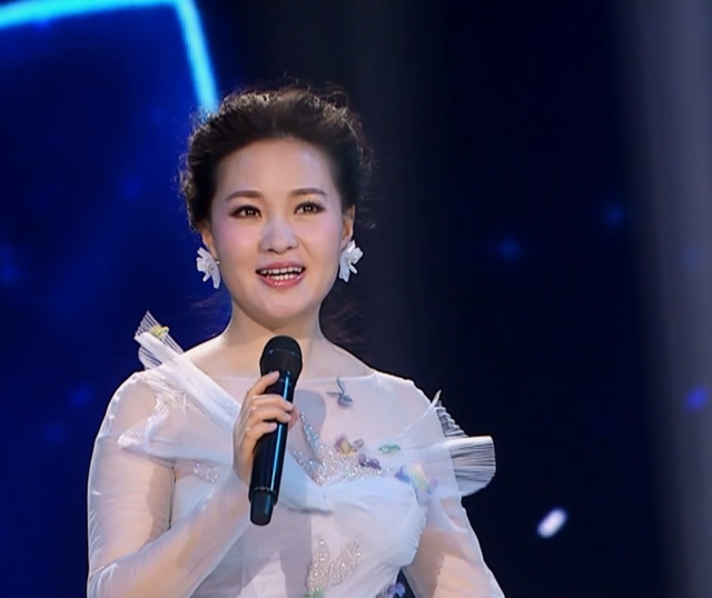 |她是第一位博士级歌唱家,12次荣登春晚,丈夫身价不菲也是博士