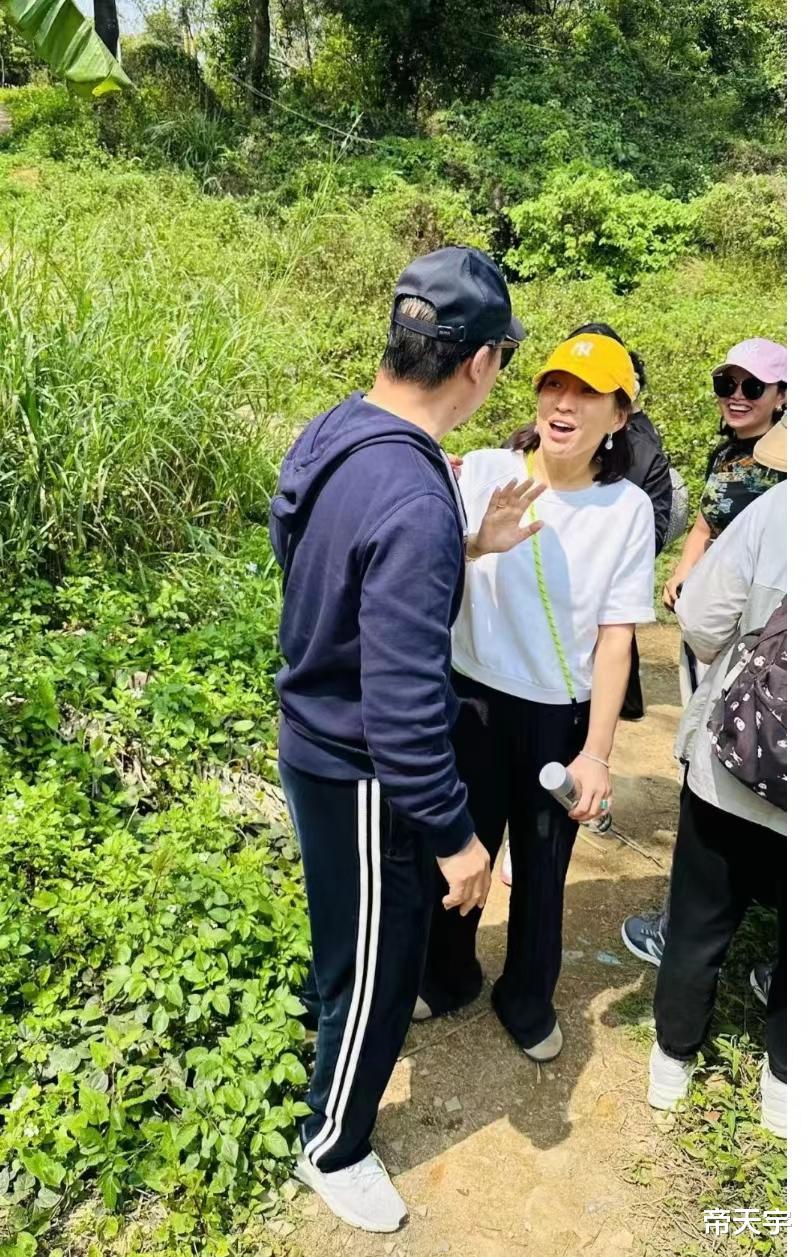 张国立出去爬山被人发现后脑勺秃了一大块,网友:这是帽子没戴好