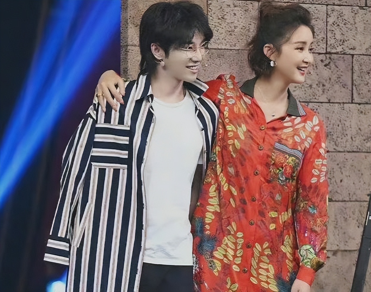 袁弘张歆艺办party庆祝结婚8周年,两人甜蜜拥吻,华晨宇低调现身