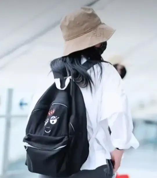 47岁赵薇现身北京机场,包裹严实仍被认出!退圈后身材走样严重!