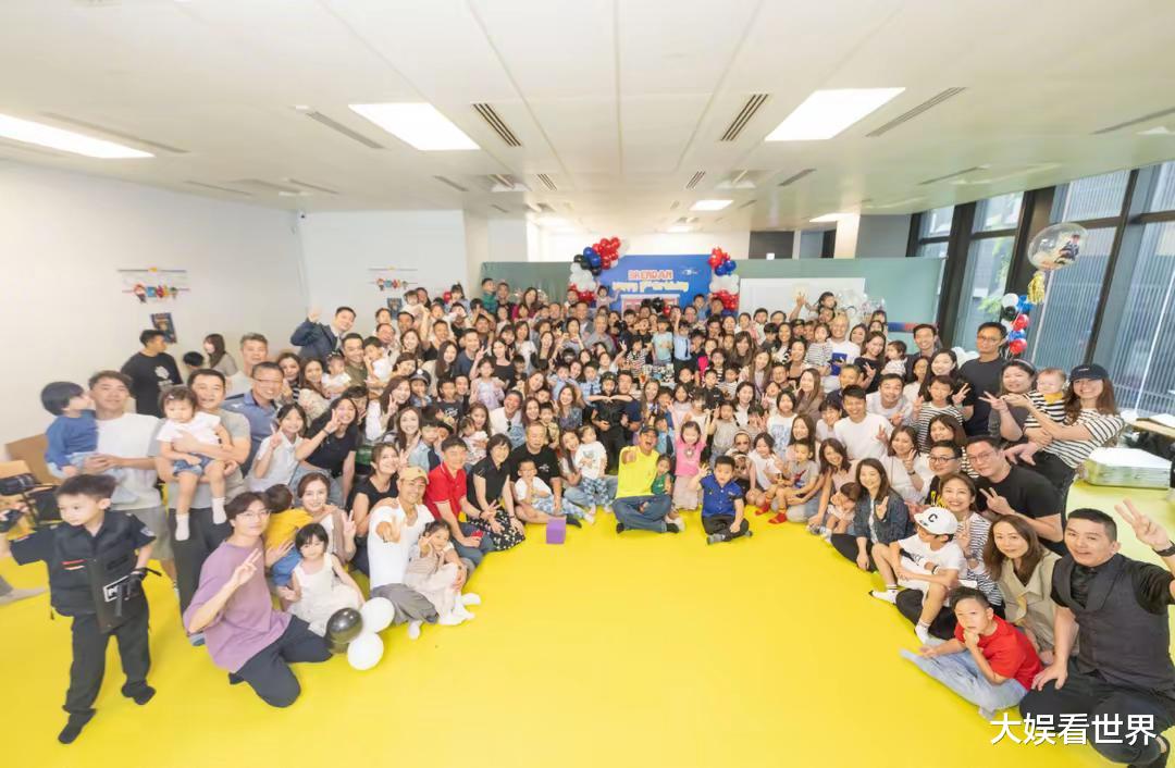 胡杏儿晒合影为大儿子庆生,一家四口素颜出镜,丈夫李承德变化大