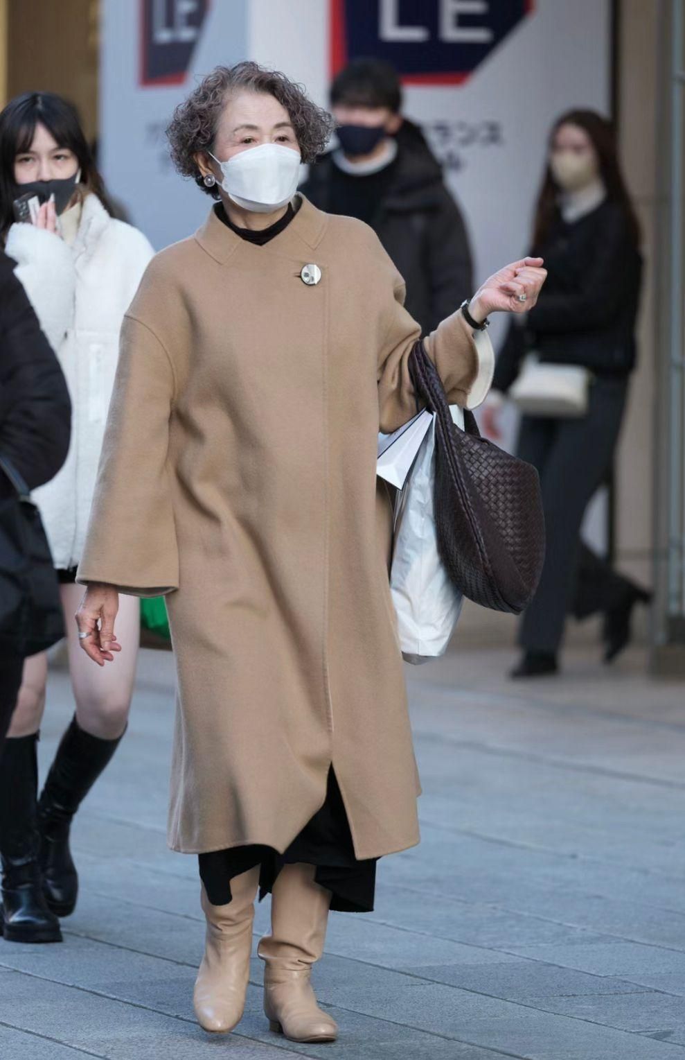 被日本奶奶的老年状态惊艳到：穿衣简约，白发不染，个个优雅洋气