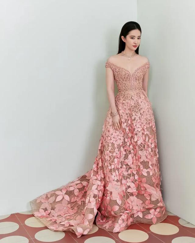 绝美刘亦菲!粉色桃花高定裙展现淡雅贵气,黑长直发型显高贵气质