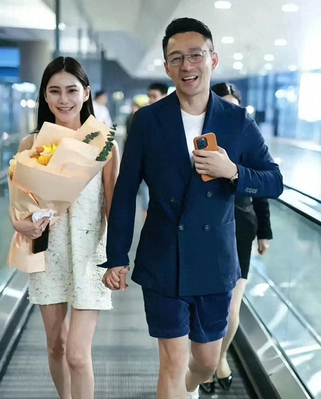 汪小菲带老婆拜财神，网友大赞小梅夫唱妇随，汪小菲霸总气场十足