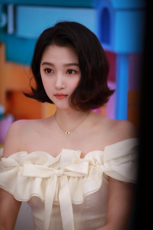 表面是明星，实际背景“通天”的4位女星，个个根正苗红无人敢惹