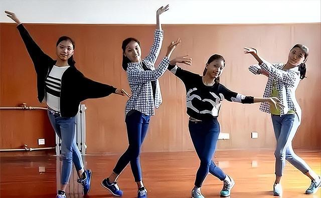 “冰清玉洁”四姐妹:曾闯娱乐圈未果,如今转行擦边女,性感摇曳